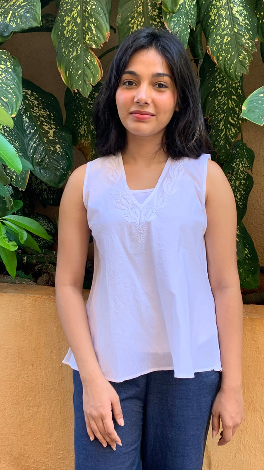 WHITE SLEEVELESS SHORT TOP